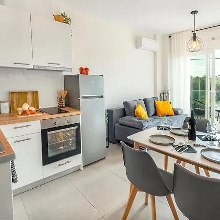 Zefyros Apartament *