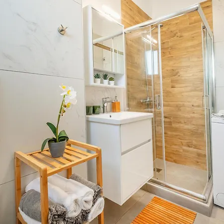 Zefyros Apartament *